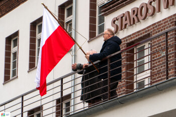 Starosta wsparł rolników symobliczną kawą i flagą biało-czerwoną