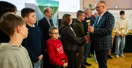 Nagrody dla laureatów konkursu wiedzy ekologicznej i wędkarskiej