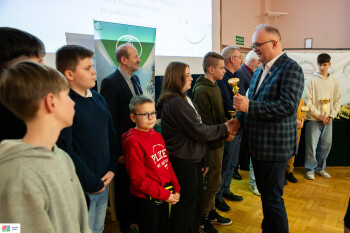 Nagrody dla laureatów konkursu wiedzy ekologicznej i wędkarskiej