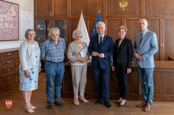 Przedstawiciele Towarzystwa Pomocy Chorym z wizytą u starosty 
