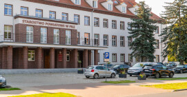Więcej miejsc parkingowych przed budynkiem Starostwa 