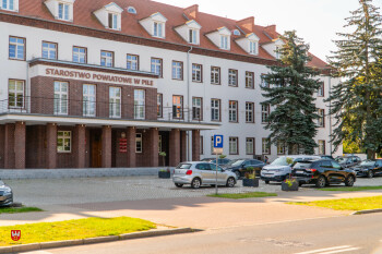 Więcej miejsc parkingowych przed budynkiem Starostwa 