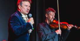 Koncert Jacka Wójcickiego w byłym kinie Iskra w Pile 