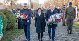 Złożyli kwiaty pod obeliskiem Solidarności w Pile  