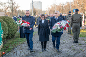 Złożyli kwiaty pod obeliskiem Solidarności w Pile  