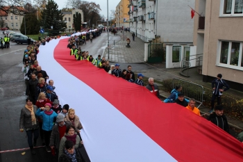 Ponad 1500 osób niosących flagę
