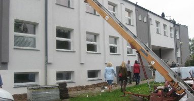 Termomodernizacja budynku przy Al. Wojska Polskiego 49 B w Pile - trwają prace budowlane.