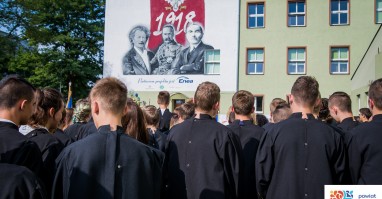 Mural z „ojcami niepodległości” na szkole przy Teatralnej 