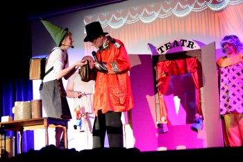 Spektakl "Pinokio" w wykonaniu teatru terapeutycznego Razem 