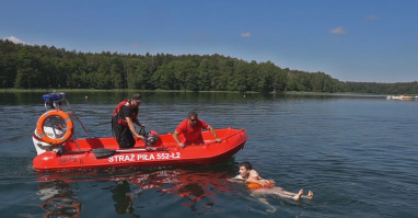 Jak bezpiecznie spędzać wakacje nad wodą? Zobacz spot przygotowany przez Komendę Powiatową Policji w Pile przy współudziale Straży Pożarnej, WOPR i Starosty Pilskiego