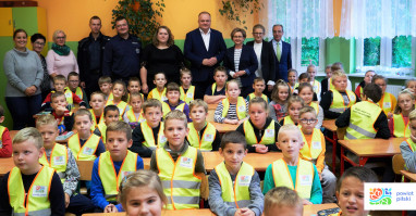 100 kamizelek od starosty pilskiego dla dzieci w Kosztowie