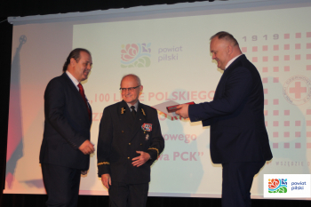 Starosta Pilski odznaczony Medalem 100-lecia PCK