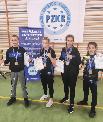 Młodzi kickbokserzy z klubu Sporty Walki Piła z medalalmi