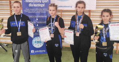 Młodzi kickbokserzy z klubu Sporty Walki Piła z medalalmi