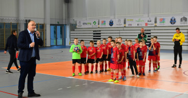 Młodzi piłkarze w Powiatowej Hali Sportowej przy Pola w Pile 