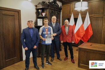 Kacper Pazdej z trenerami WKS Sokół gościł u Starosty Pilskiego 