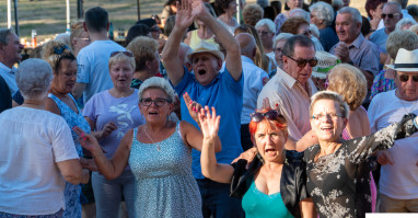 Tłumy seniorów podczas kolejnej tanecznej środy na stadionie 