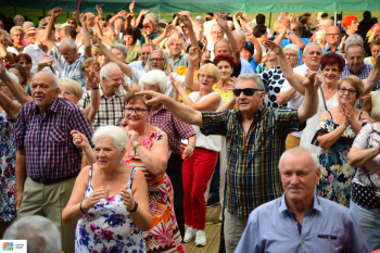 Seniorzy polubili taneczne popołudnia na stadionie przy Okrzei 