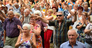 Seniorzy polubili taneczne popołudnia na stadionie przy Okrzei 
