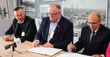 Powiat Pilski podpisał umowę o współpracy z Ardagh Glass S.A.