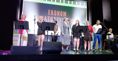 fotorelacja z koncertu "Ekonom Maturzystom" który odbył się w Centrum Powiatowym ISKRA w Pile. Podziękowano w ten sposób maturzystom oraz nauczycielom za zaangażowanie w przygotowanie ich do egzaminu  