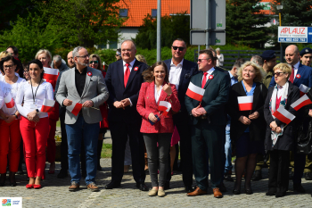 relacja z piknku rodzinnego Polska-Polacy Biało-Czerwoni, który odbył się 2 maja przy budynku Starostwa Powiatowego w Pile z okazji obchodów Dnia Flagi
