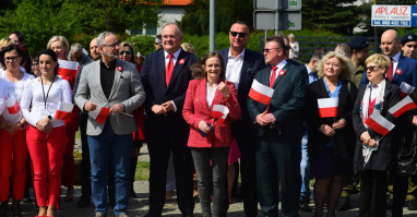 relacja z piknku rodzinnego Polska-Polacy Biało-Czerwoni, który odbył się 2 maja przy budynku Starostwa Powiatowego w Pile z okazji obchodów Dnia Flagi