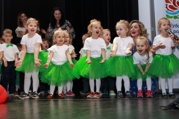 przedszkolaki z Little People, Niepublicznego Przedszkola w Pile wystąpiły na scenie centrum Iskra w Pile 