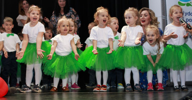przedszkolaki z Little People, Niepublicznego Przedszkola w Pile wystąpiły na scenie centrum Iskra w Pile 