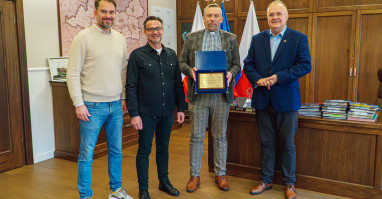 starosta Eligiusz Komarowski i radny Przemysław Pochylski złożyli gratulacje z okazji 10-lecia Chóru 