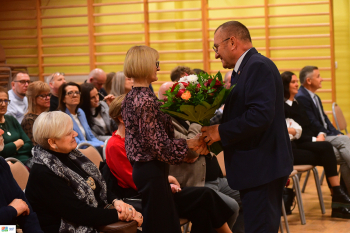 gartulacje żonie Romana Chwaliszewskiego złożyli Kazimierz Wasiak, przewodniczący Rady Powiatu w Pile oraz radny Almuetaz Bellah Nasrullah