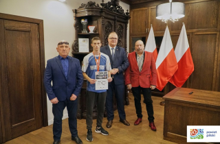 Kacper Pazdej brązowy medalista Sokół Mistrzostw Polski Seniorów w Boksie z trenerami u Starosty Pilskiego