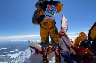 Marta Misztal na szczycie Mount Everest z flagą powiatu pilskiego
