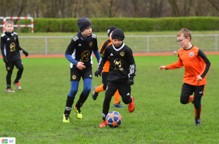 Turniej piłkarski dla dzieci - akcja z meczu 