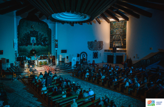 publiczność w kościele pw. NMP Wspomożenia Wiernych w Pile 