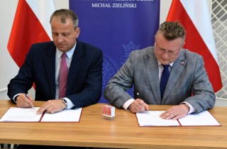umowę podpisują Wojewoda Wielkopolski Michał Zieliński i Arkadiusz Kubich, wicestarosta pilski