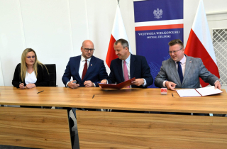 podpisanie umowy, ucestniczył w nim również Krzysztof Sadowski, etatowy członek Zarządu Powiatu w Pile 