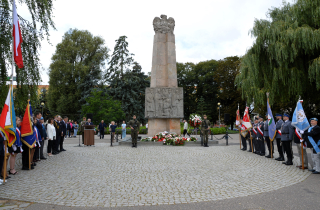 uroczystość pod pomnikiem na placu Zwycięstwa w Pile