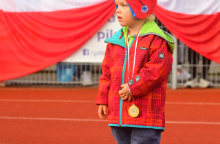 bieg dzieci z okazji Święta Niepodległości na stadionie przy Okrzei w Pile 