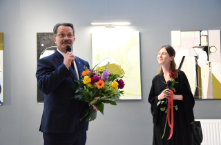 artystce gratuluje Kazimierz Sulima, etatowy członek Zarządu Powiatu w Pile